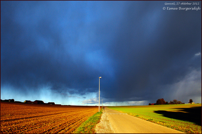 klein Brussel bui slecht weer onweer weg lopen 27-10-2012_DSC4469.jpg