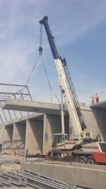 90 ton link belt lifting precast cement beams