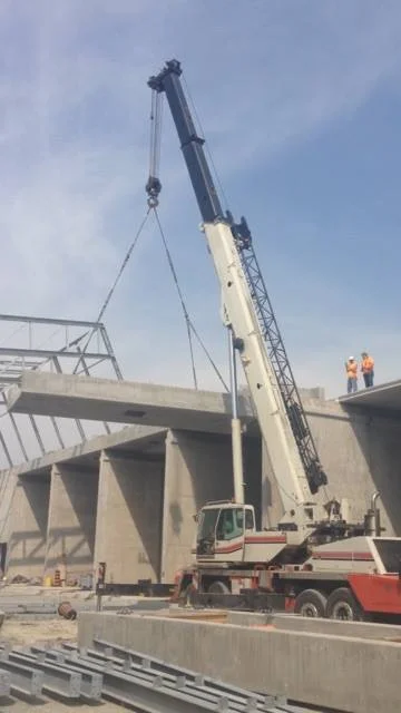 90 ton link belt lifting precast cement beams