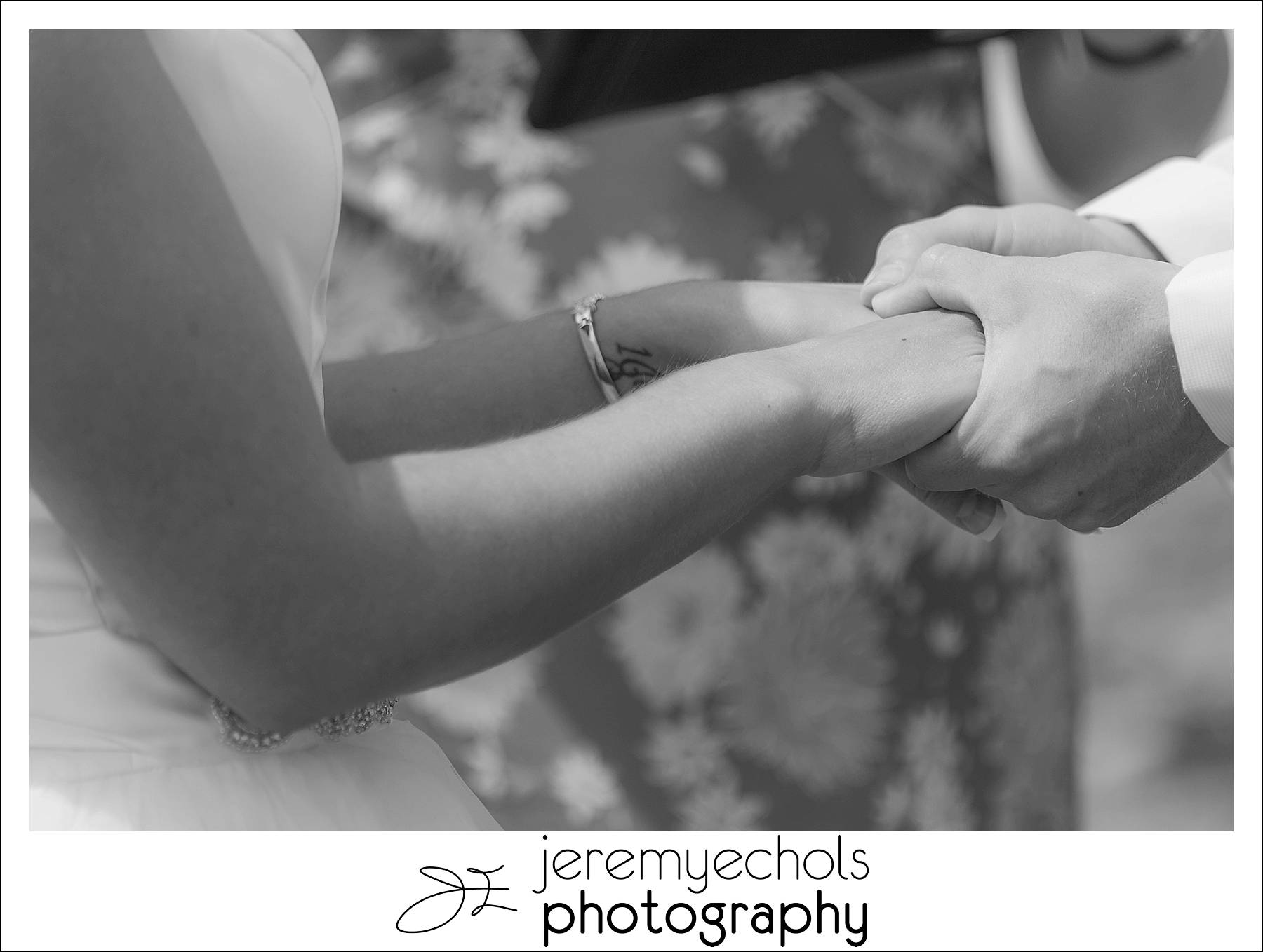 Drew-Erica-Discovery-Park-Wedding-0014_WEB.jpg