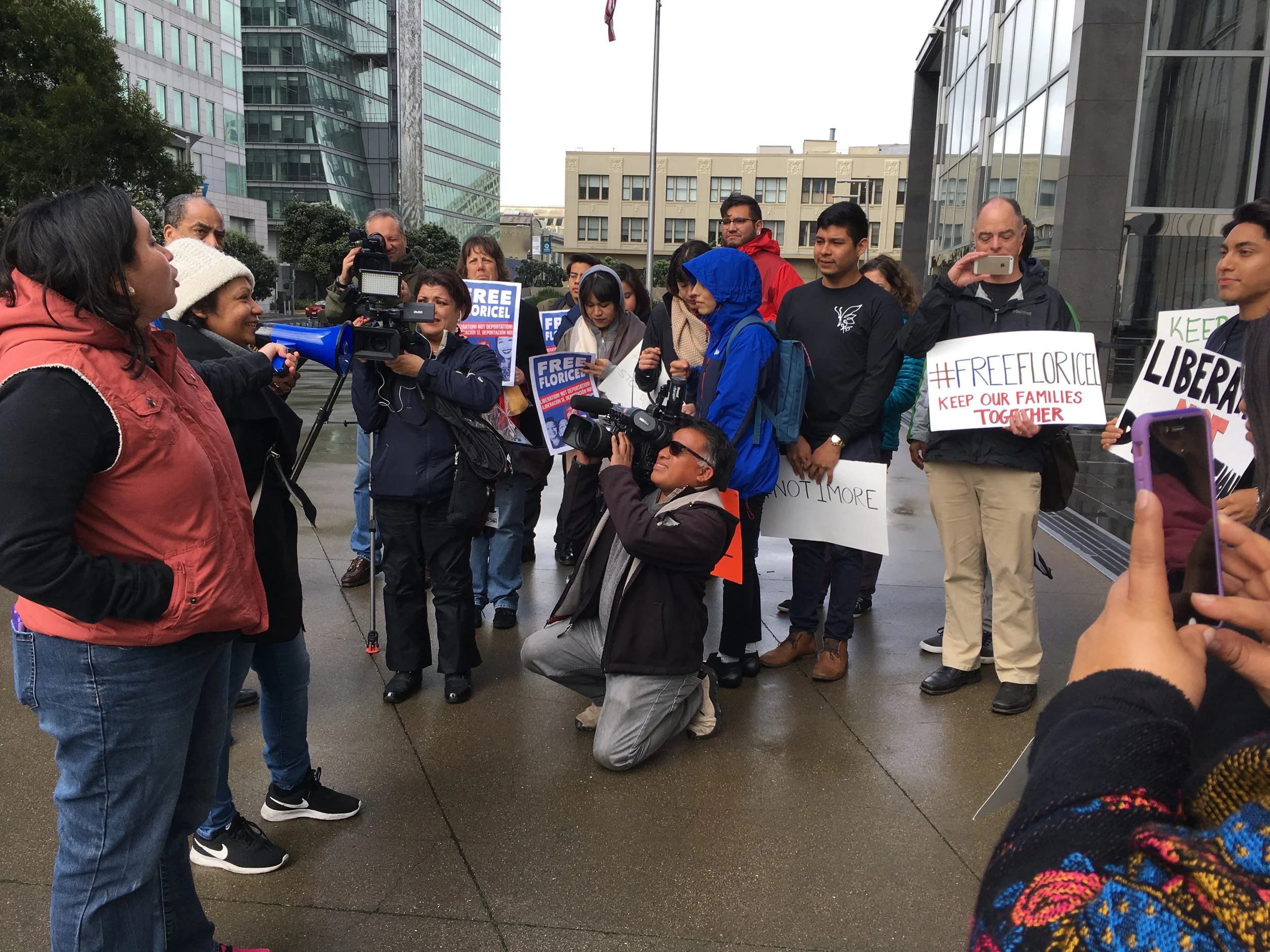 Floricel speaks at press conference before the court that ordered her release (San Francisco, March 15, 2018)