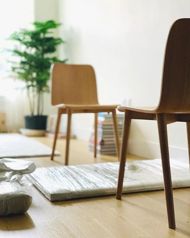 GANGS ALL HERE. Still bundled up like a 🎁 on account of WFH deadlines. Who knew a table would be so essential. This solid oak beauty is going to make WFH a cakewalk! 💥 Thanks @lockandmortice!!!