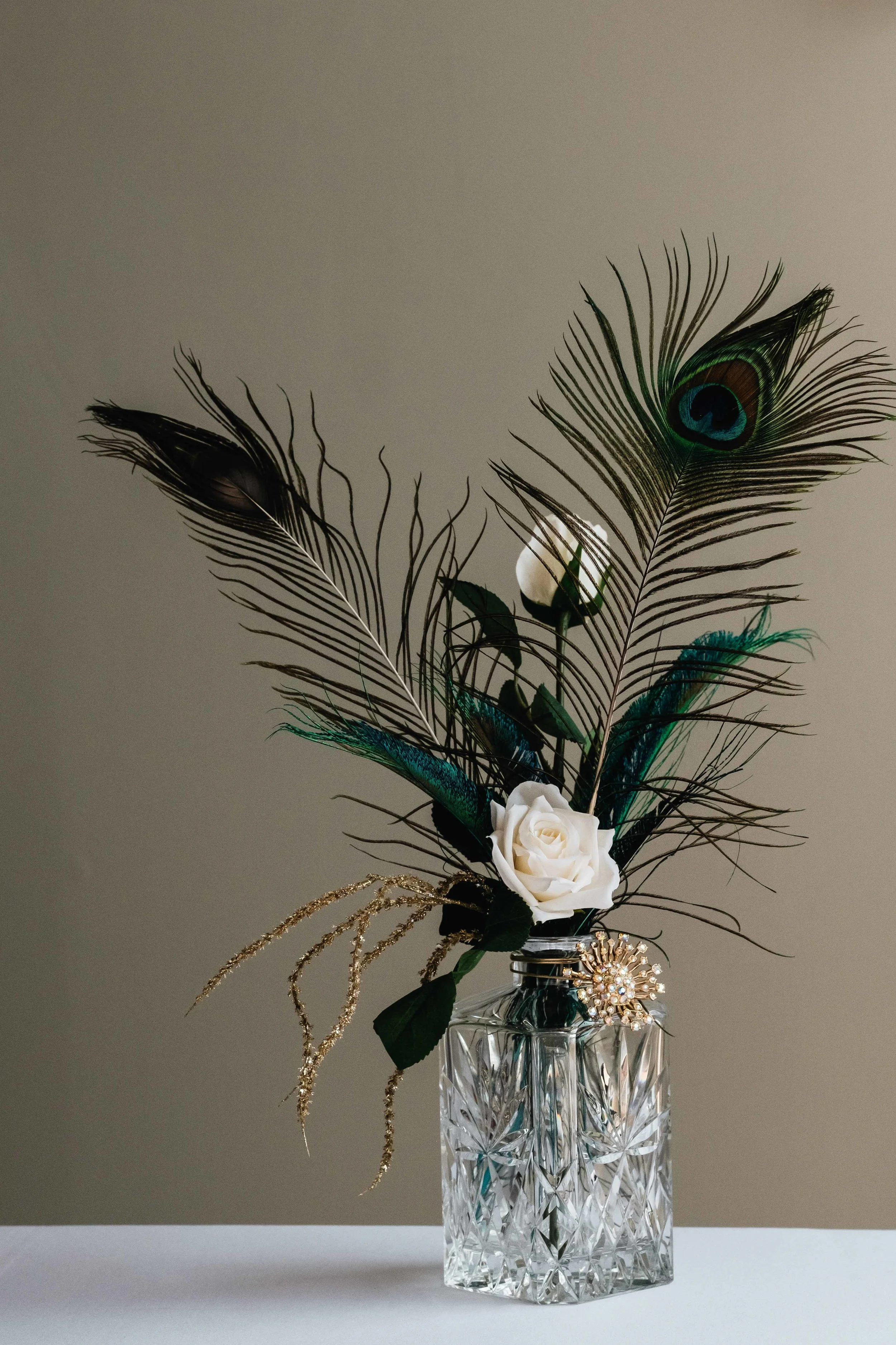 Feathers of tabel arrangement