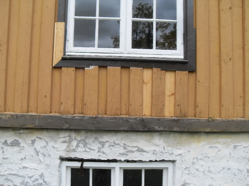 Dette er arbeid som krever nøyaktighet og erfaring. Dette er en fredetbyggning ,så her bytes det kun ut den delen av kledningen som er råteskadet.