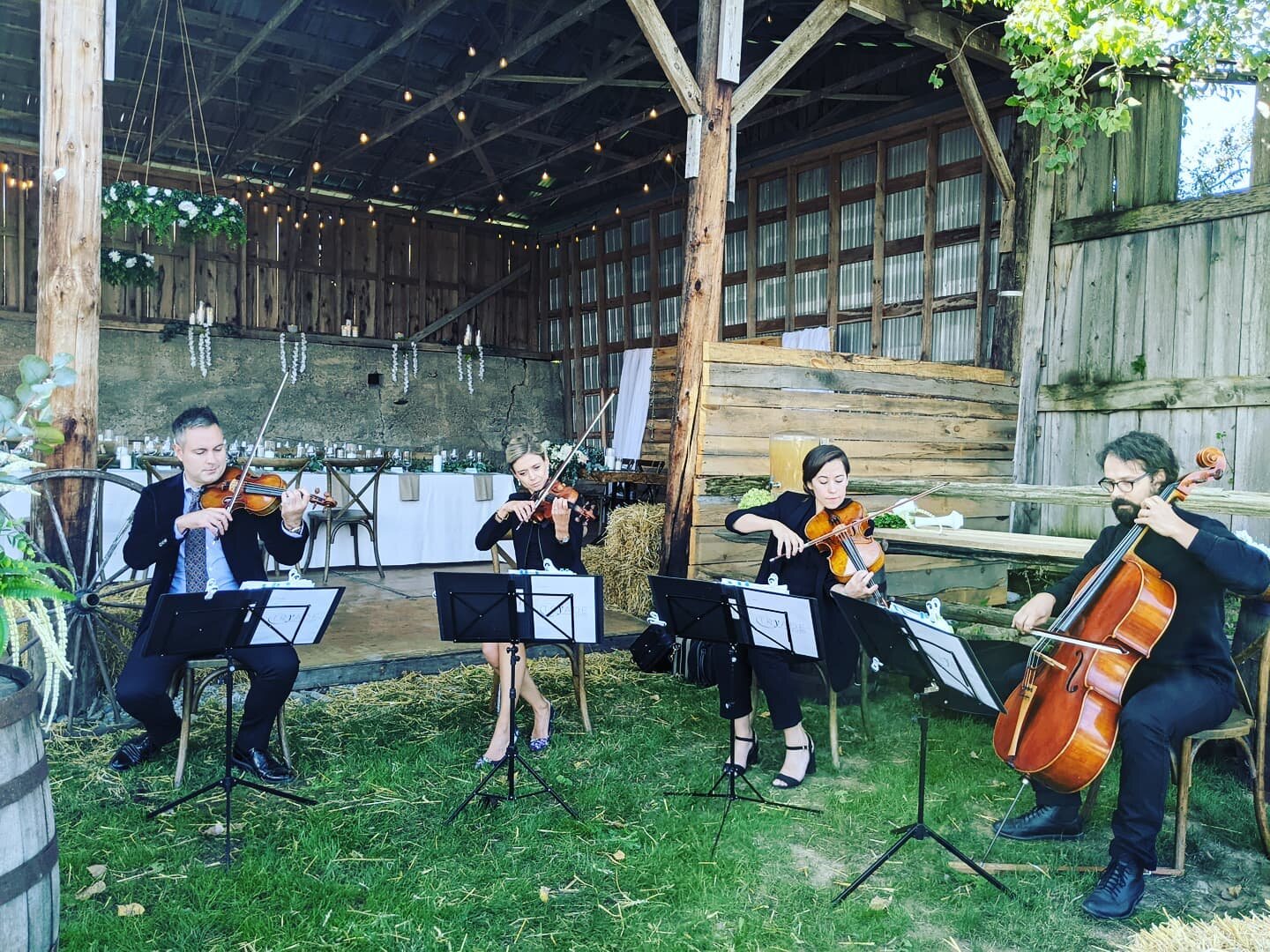 Precious wedding 💒 in the countryside 🌽
.
.
#easterntownships #quebec #quartet #weddingmusic #violin #cello 
.
@elglorieux @julienneglorieux  @juliejboivin @lozowskialex
