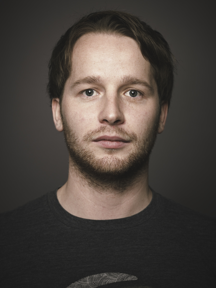 Andi Gschossmann andi@beechstudios.de "Andi ist die perfekte Mischung aus A-Team und MacGyver. Egal ob er fehlende Kleinteile ersetzt, Kabel zieht oder umfangreiche Drehorte einrichtet. Wenn es um Technik am Set geht, ist er die Nummer Eins bei beech. Es gibt kaum eine Produktion, die er noch nicht ausgeleuchtet hat und wenn jemand das Unmögliche möglich macht, dann er. Andi fühlt sich mit und ohne Kamera wohl am Set und ist der Ruhepol bei beech."