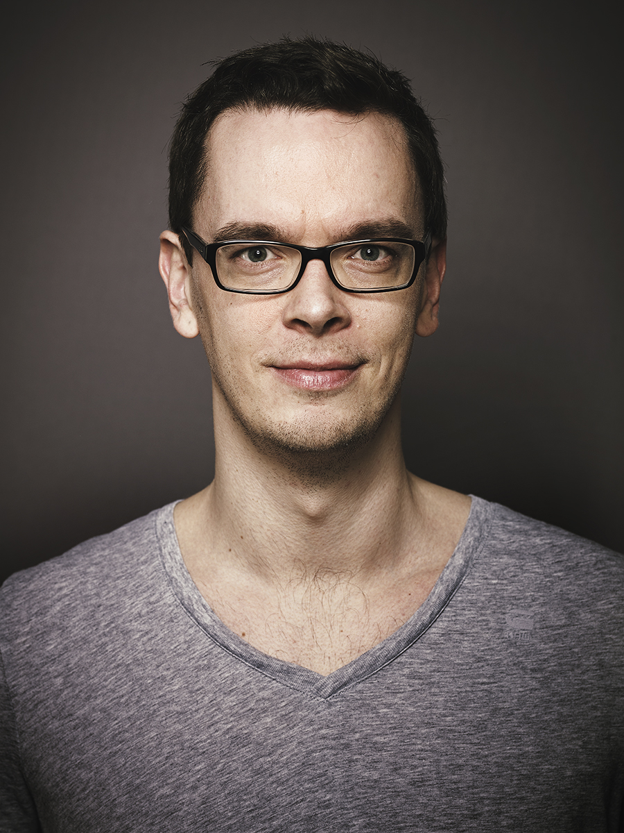 Peter Döring peter@beechstudios.de "Peter ist bekennender Technik-Nerd und nennt seine Kamera liebevoll "Hänsel". Er verbringt viel Zeit vor dem Rechner und steht auf neues Technik-Spielzeug und Gadgets. In seinem Aufgabengebiet dreht sich vieles um das Erstellen von Texten, Storyboards und der Arbeit mit dem Cast, denn mit seinem redaktionellen Backround und vielen Jahren Erfahrung in der Branche bringt er Projekte in Form und denkt oft positiv quer."