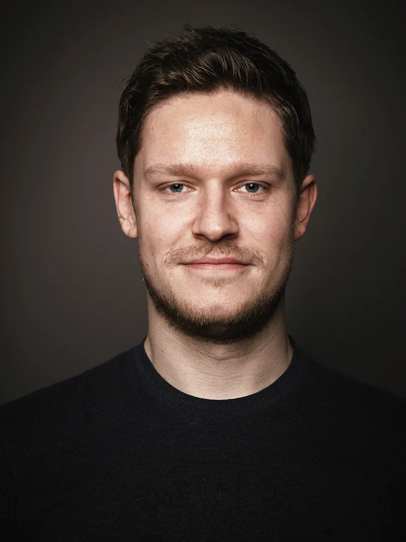 Mario Feil mario@beechstudios.de "Mario denkt ein Projekt von vorne bis hinten durch und greift bei der Planung auf internationale Kontakte und langjährige Erfahrung zurück. Er ist mit Branchen-Größen in ständigem Kontakt und sorgt dafür, dass die Idee funktioniert. Er liefert nicht weniger als das perfekte Produkt. Dabei stellt er sich gewissenhaft großen Aufgaben und haucht einer noch so kleinen Idee, durch ein hohes Maß an Perfektion und Kreativität, Leben ein."