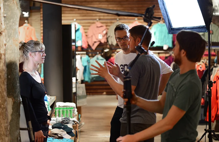 Im Film werden besonders die
Mitarbeiter in Szene gesetzt - hier erwischt es gerade Lisa aus dem
Online-Marketing. (Foto: André Tappe)