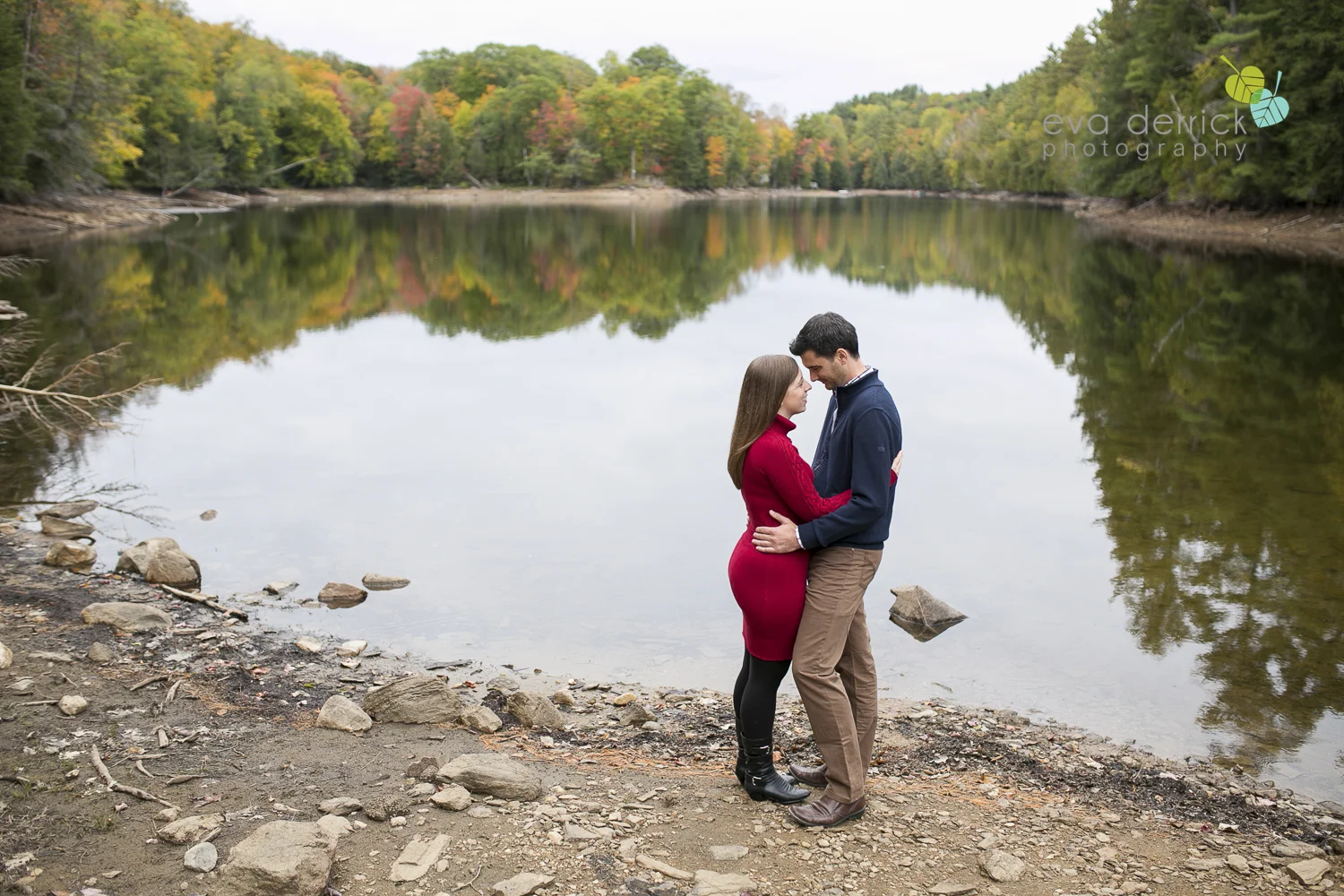 minden-engagement-photographer-cottage-engagement-session-engagement-images-canoe-session-niagara-wedding-photographer-niagara-region-eva-derrick-photo