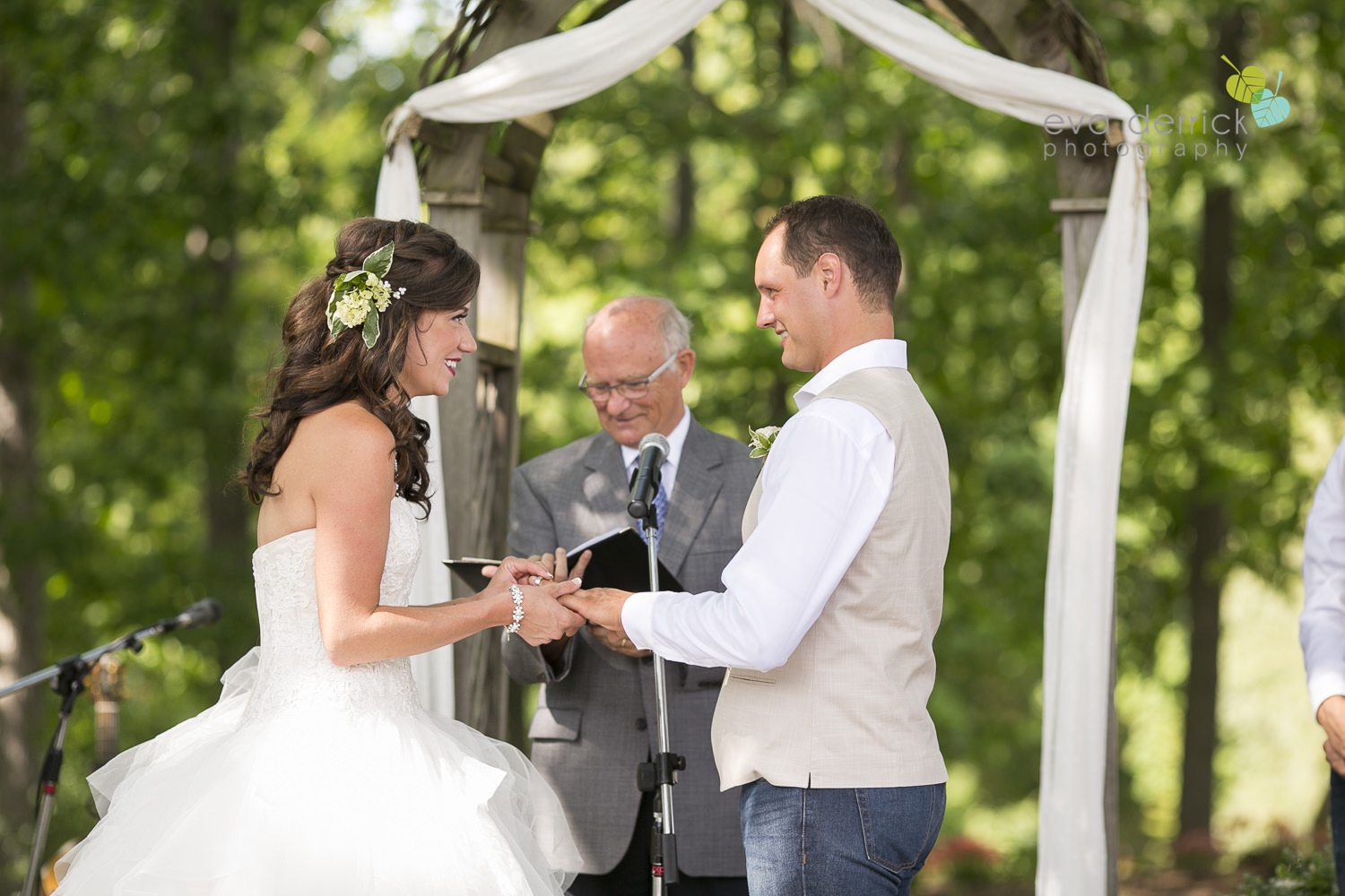 Niagara-Wedding-photographer-outdoor-wedding-photo-by-eva-derrick-photography-017.JPG