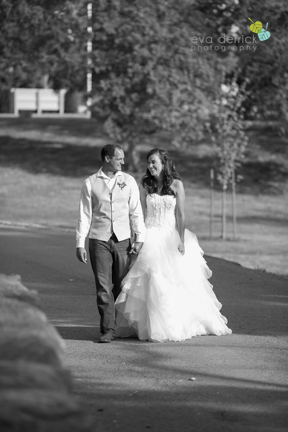 Niagara-Wedding-photographer-outdoor-wedding-photo-by-eva-derrick-photography-025.JPG