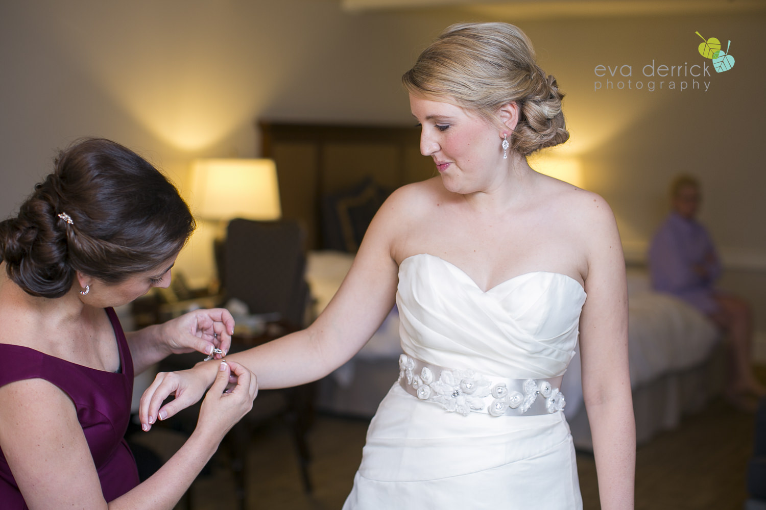 Vintage-hotels-wedding-Niagara-on-the-Lake-Pillar-and-Post-photo-by-eva-derrick-photography-014.JPG