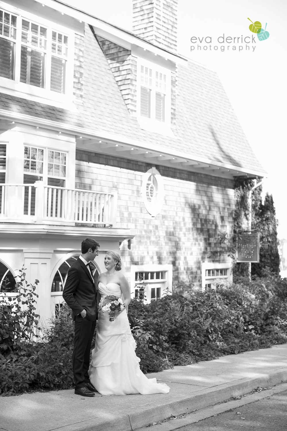 Vintage-hotels-wedding-Niagara-on-the-Lake-Pillar-and-Post-photo-by-eva-derrick-photography-026.JPG