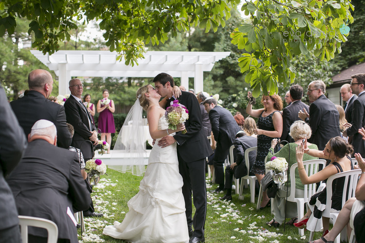 Vintage-hotels-wedding-Niagara-on-the-Lake-Pillar-and-Post-photo-by-eva-derrick-photography-043.JPG