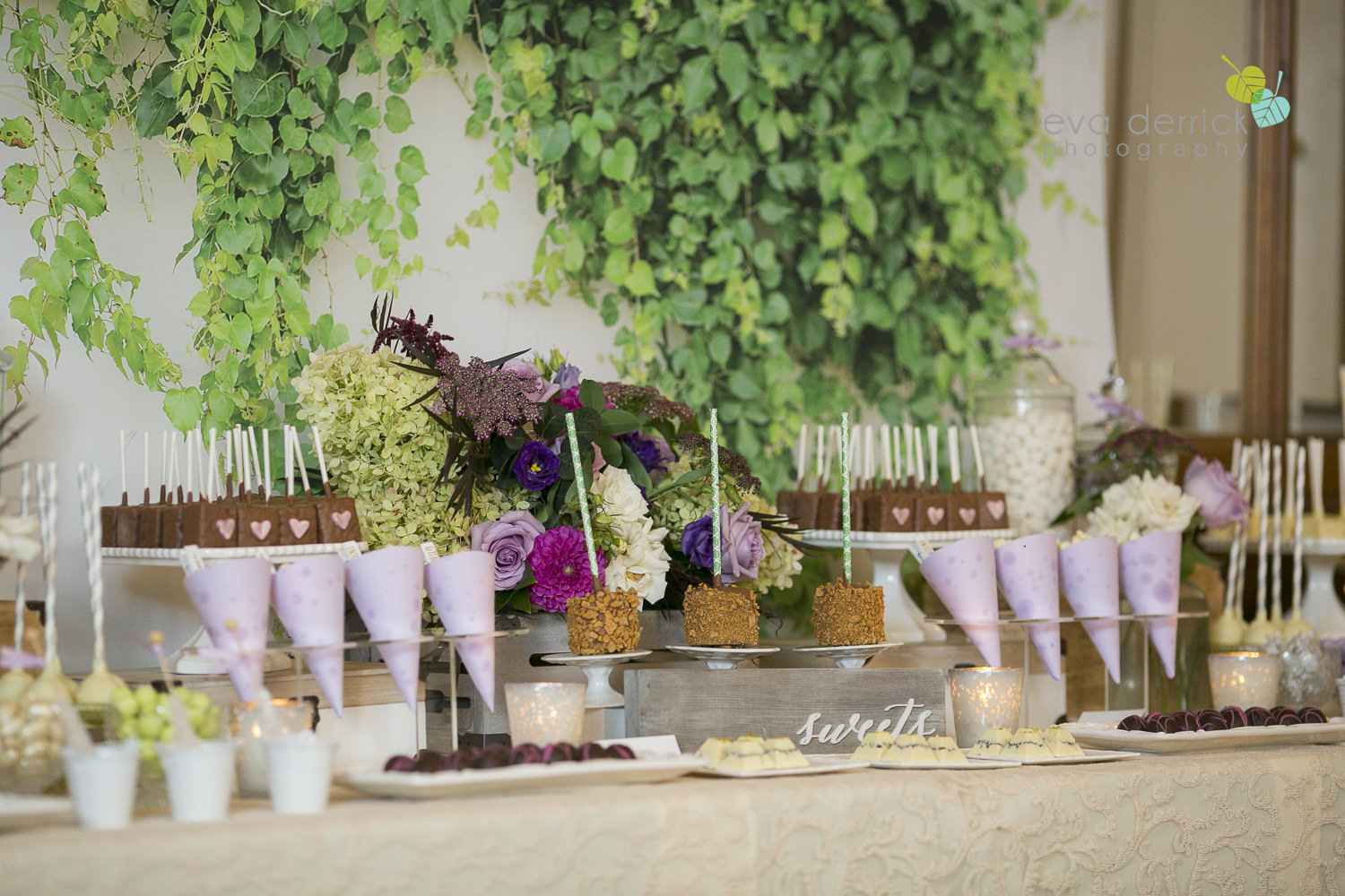 Vintage-hotels-wedding-Niagara-on-the-Lake-Pillar-and-Post-photo-by-eva-derrick-photography-044.JPG