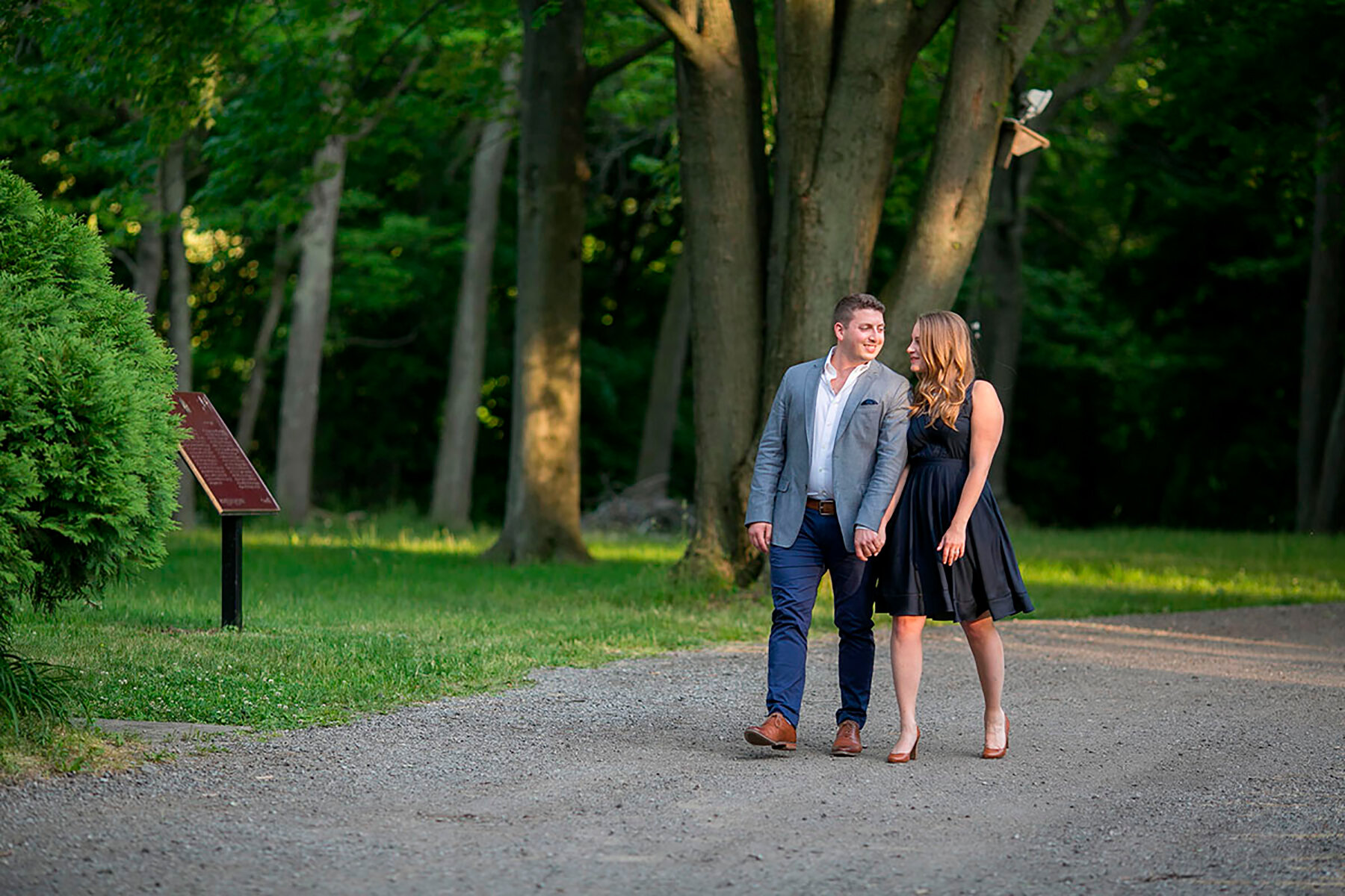 Niagara-on-the-Lake-Summer-Engagement-photos-by-Philosophy-Studios-004.jpg