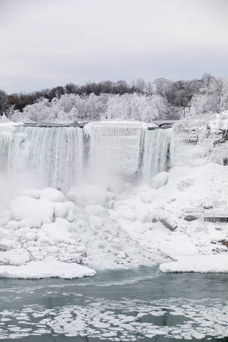 Niagara-Falls-Winter-Portrait-Session-photos-by-Philosophy-Studios-0017.JPG