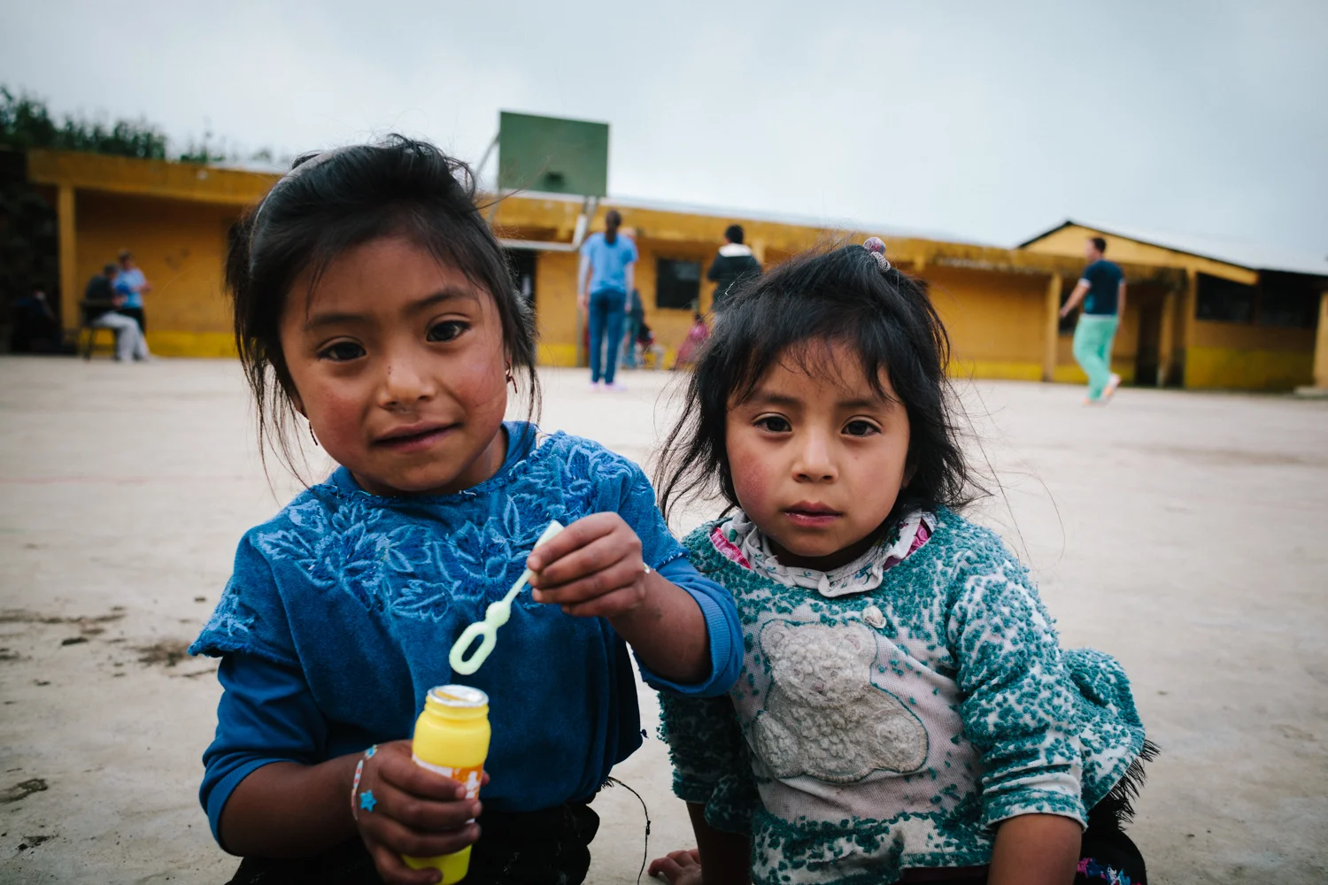 Las niñas jugando con las burbujas - girls playing with bubbles, at a Timmy Global Health Brigade visit in Xeabaj, Guatemala