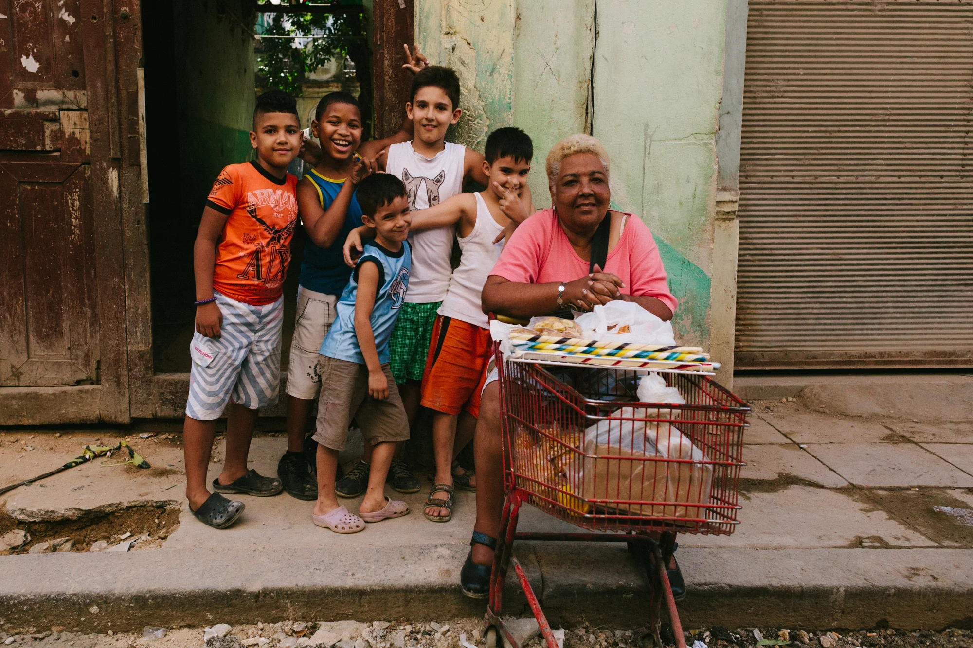 Los niños que juegan en mi barrio. The neighbourhood kids who lived near my house in Havana Vieja