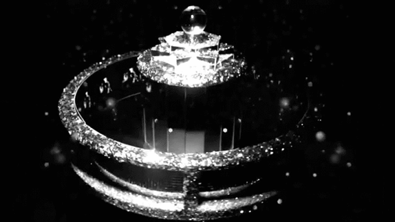 Daphne+Guinness+in+Praxinoscope+by+Ben+Ashton.gif
