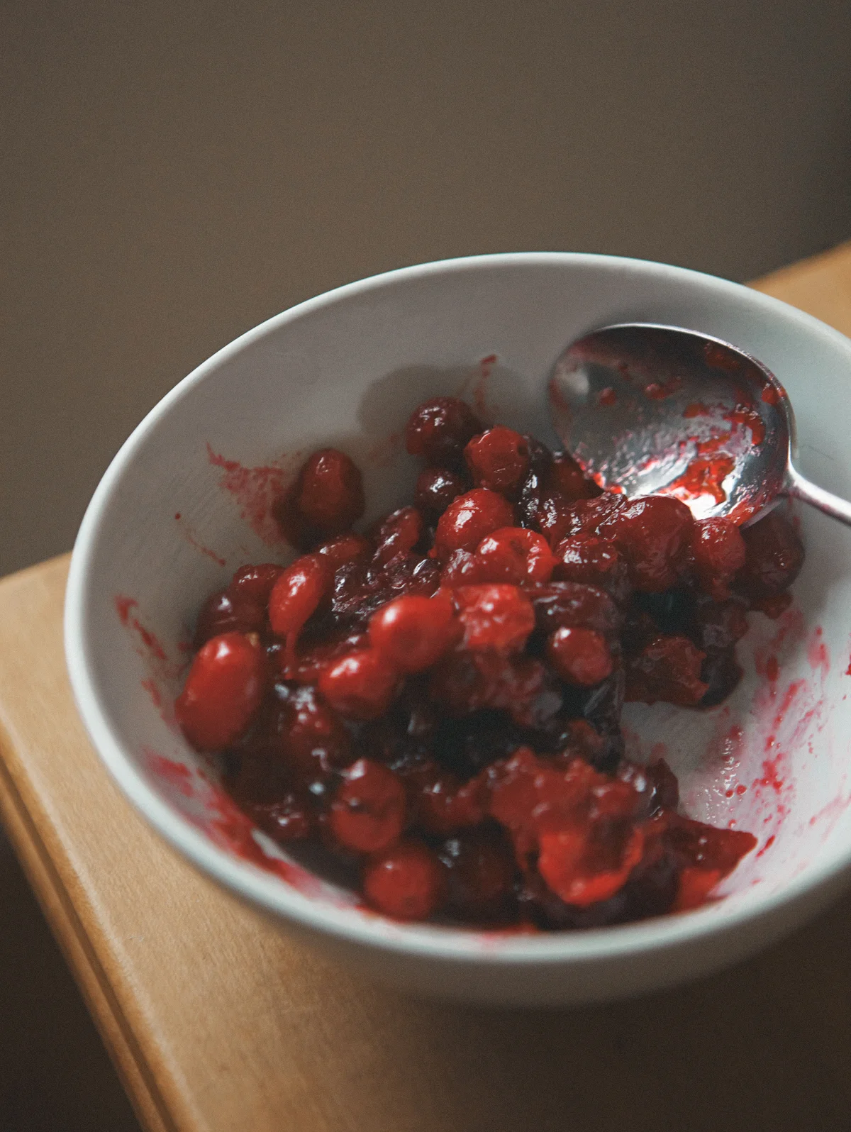 Gingerbread-Cake-with-Cranberry-Cream_04.jpg