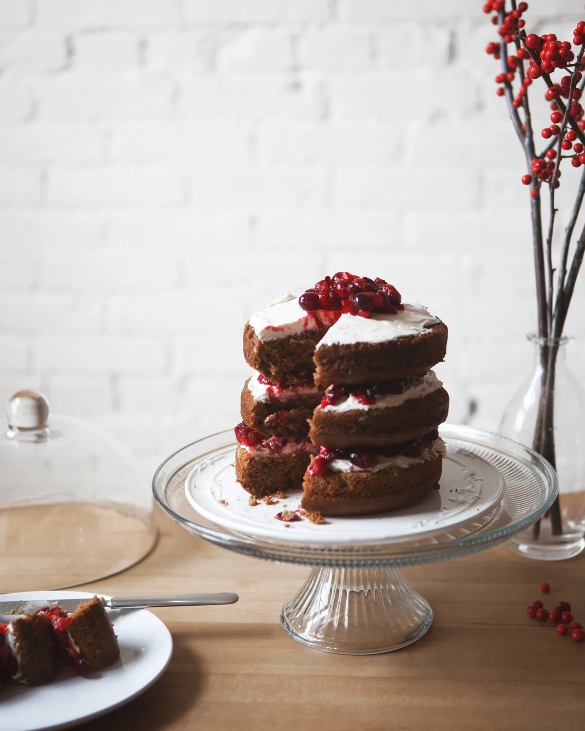 Gingerbread-Cake-with-Cranberry-Cream_05.jpg