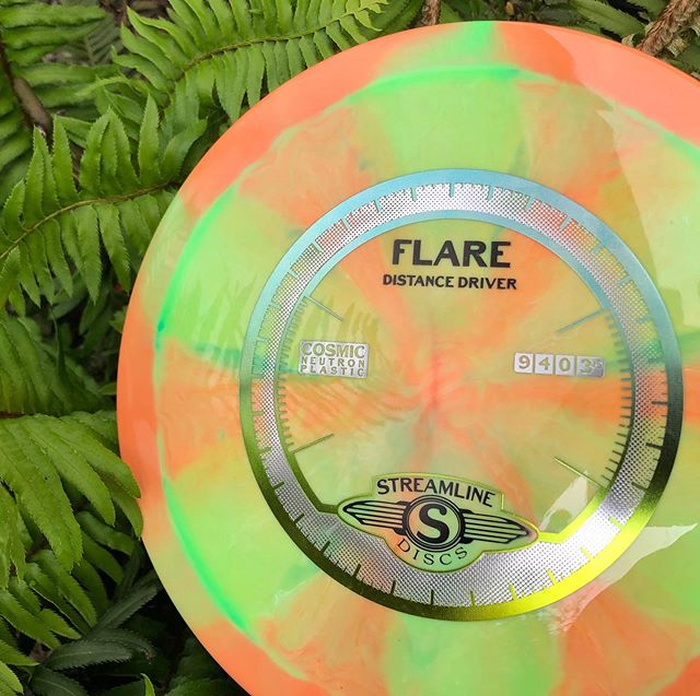 New Cosmic Neutron plastic from @streamlinediscs feels fantastic. This thing is pure 🥩
.
.
.
#discgolf #thediscgolfpodcast #streamlinediscs #flare #cosmicneutron #disc #throwstuffatstuff