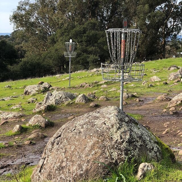 #trickshot opportunity @brodiesmith21 @simon_lizotte @paul_mcbeth .
.
.
#discgolf #discgolfbaskets #discraft #discmania #thediscgolfpodcast #throwstuffatstuff