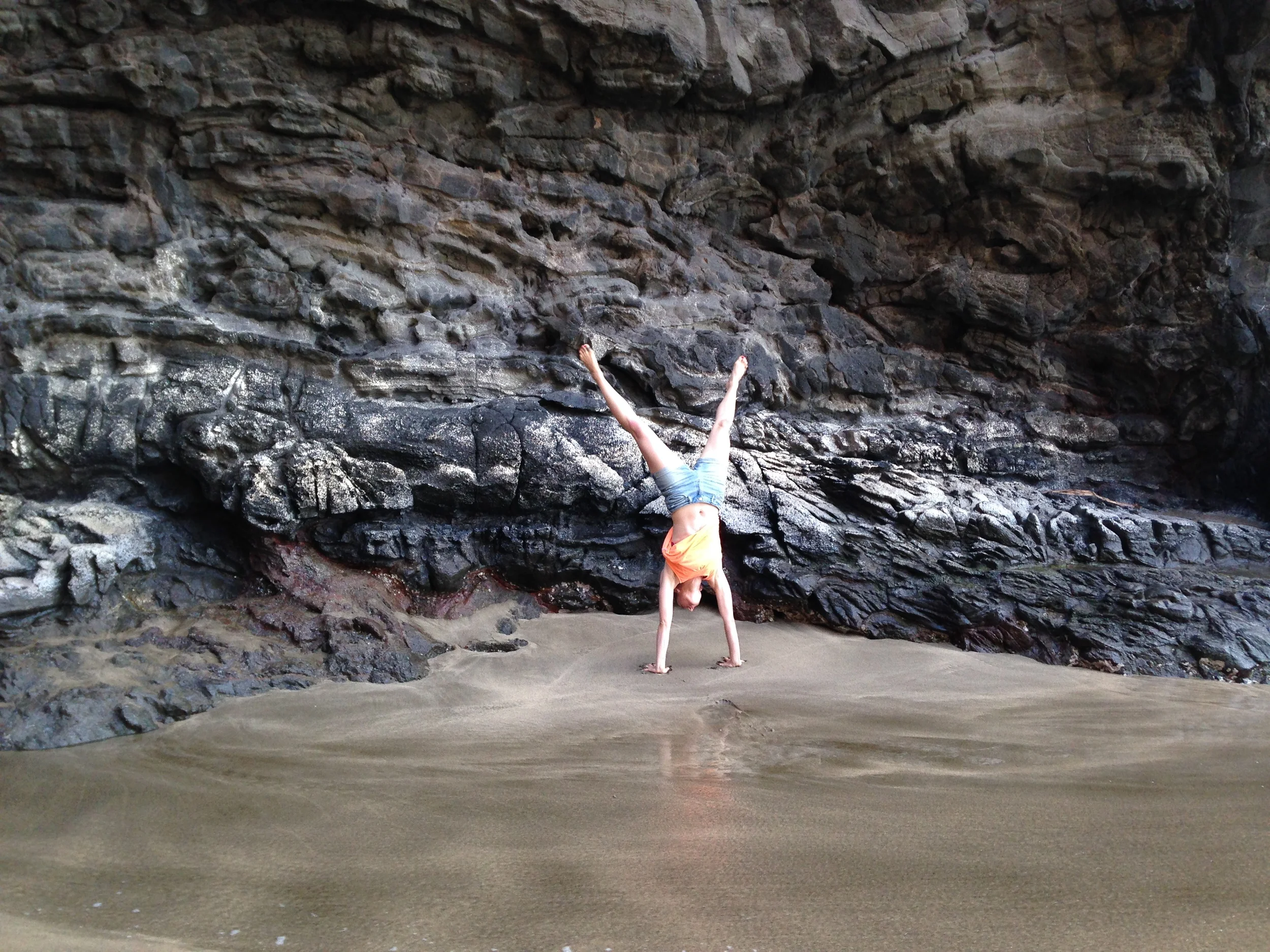 Adho mukha vrksasana (handstand)