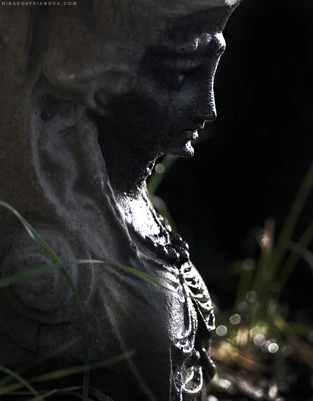 weeping statue 800 px url.jpg