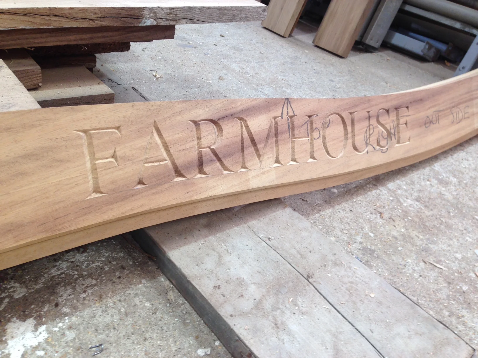 Entrance gate lettering