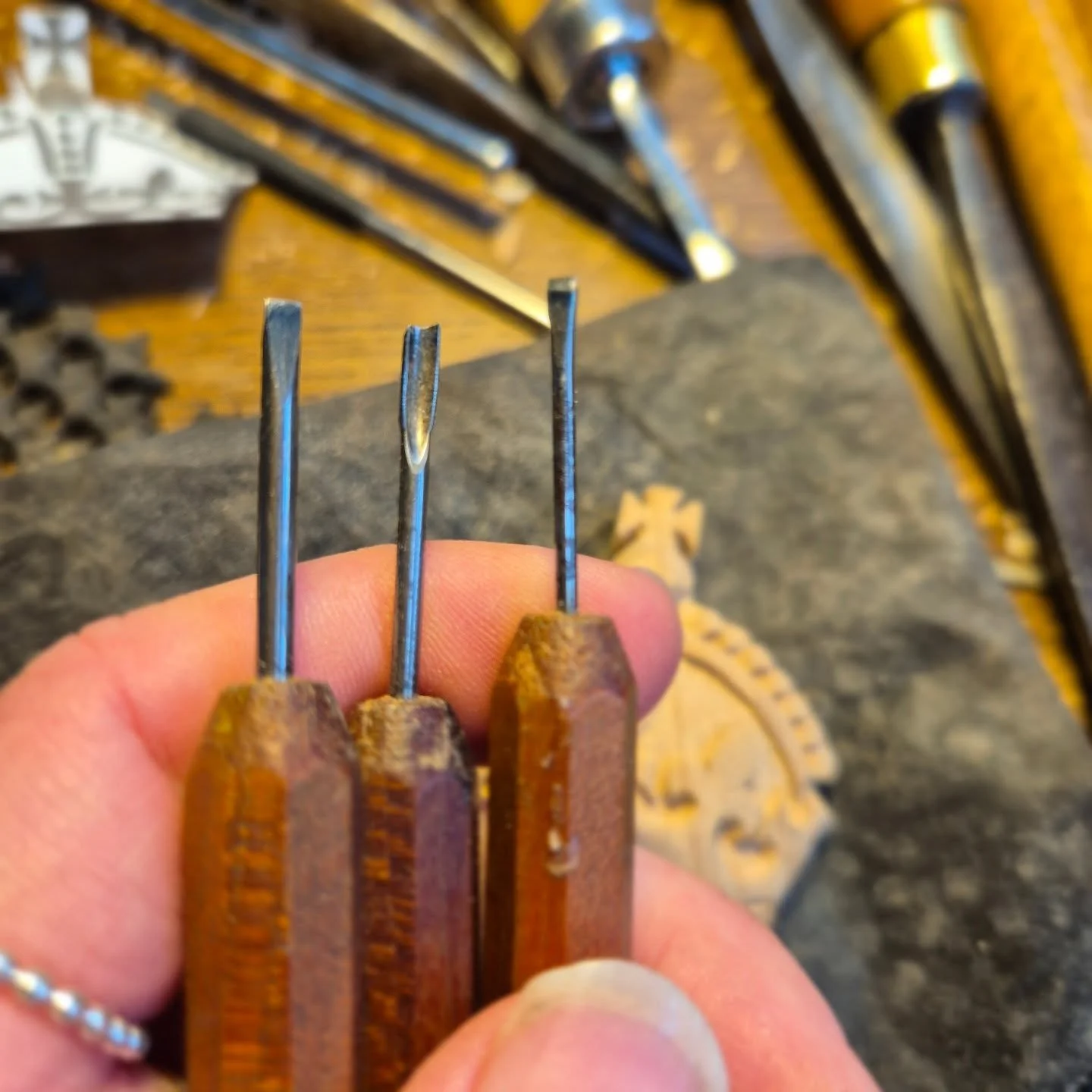 These teeny tiny micro  gouges have served me well this past month...from 6mm high lettering to super small crowns, they may look like they belong in a dolls house but they certainly do the job so thanks to my Dad for gifting them to me about 10 year
