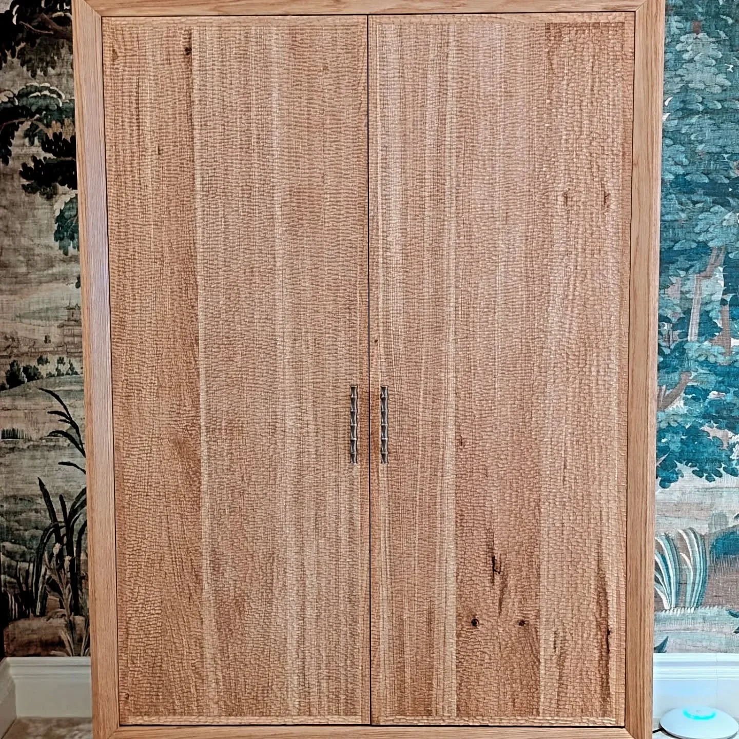 I had the pleasure of working with @ccmjoinery on this beautiful cabinet a few months ago.
They created a stunning, high quality piece of bespoke furniture in oak and I was asked to hand carve the tooled finish to the entire surface of the doors. Wha