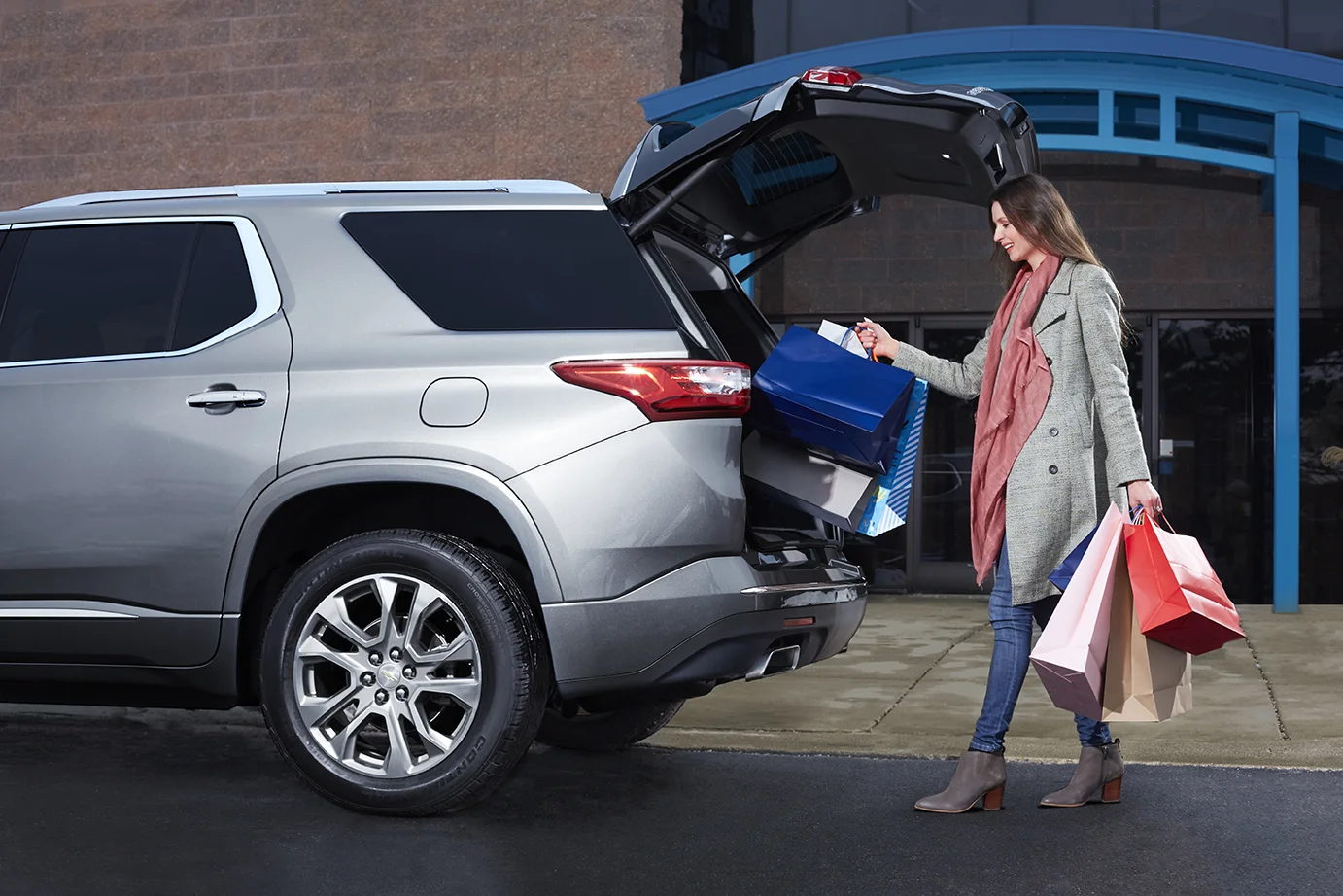 TRAVERSE_SHOPPING_LIFTGATE_1070_v2.jpg