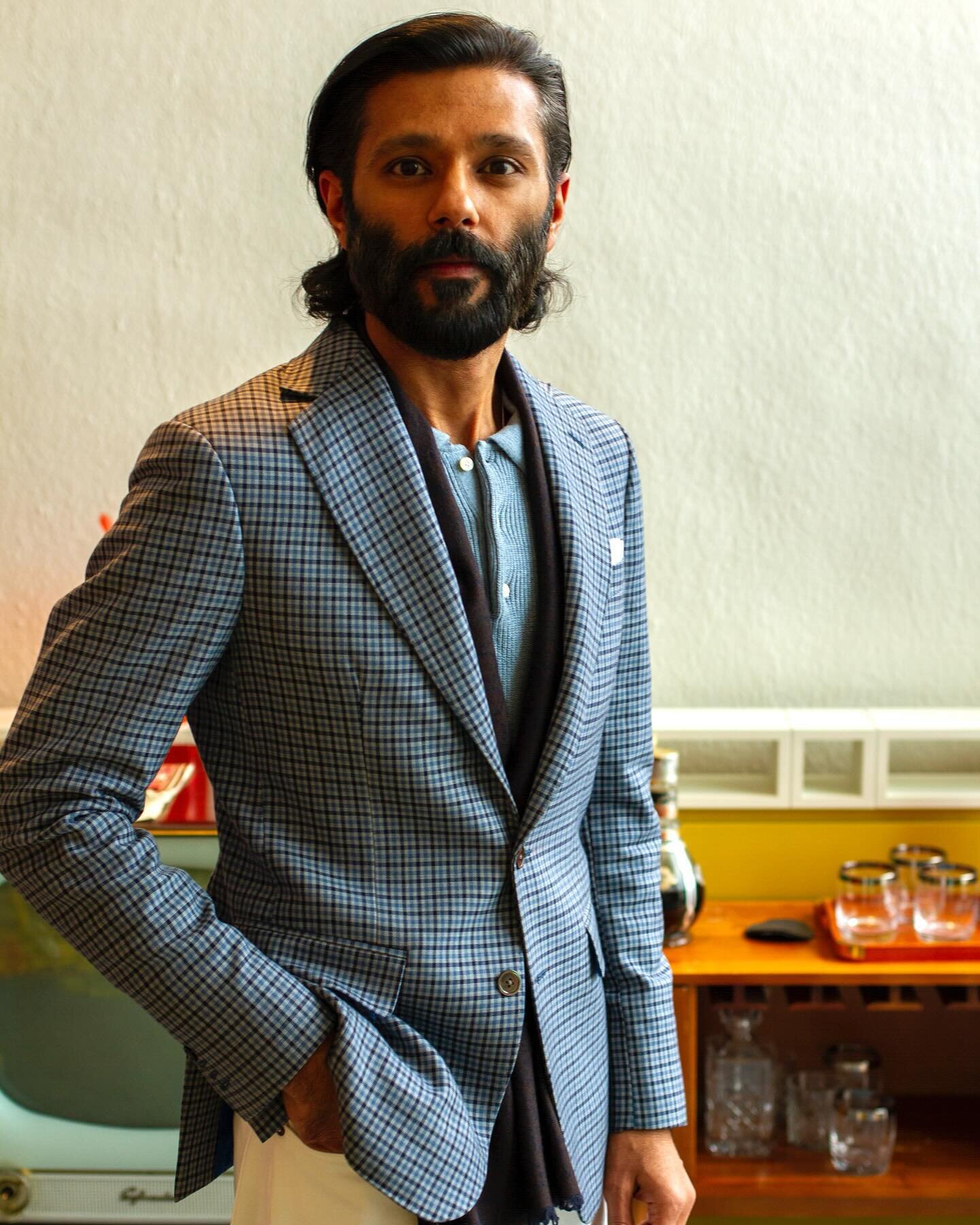 Introducing a stylish solo-wear jacket crafted from a sophisticated Super Fine 150s with mohair blend fabric. The exquisite plaid pattern subtly reflects your tailoring expertise, making it a perfect choice for occasions ranging from attending an eve