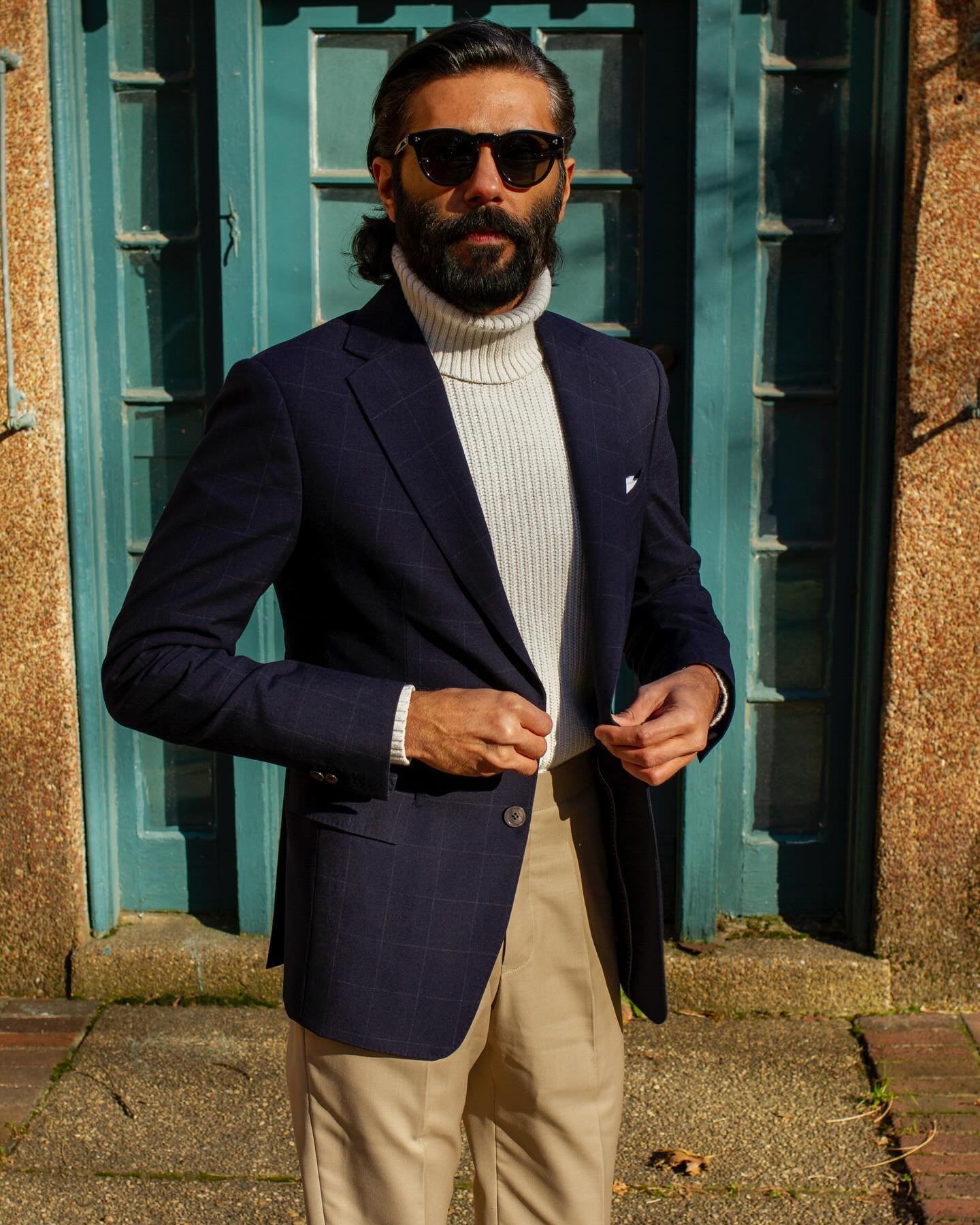 Windowpane patterns are universally flattering, thanks to their forgiving nature. Unlike traditional squares, the elongated rectangles in this pattern subtly lengthen the wearer, making it a top choice for larger individuals. Additionally, the inclus