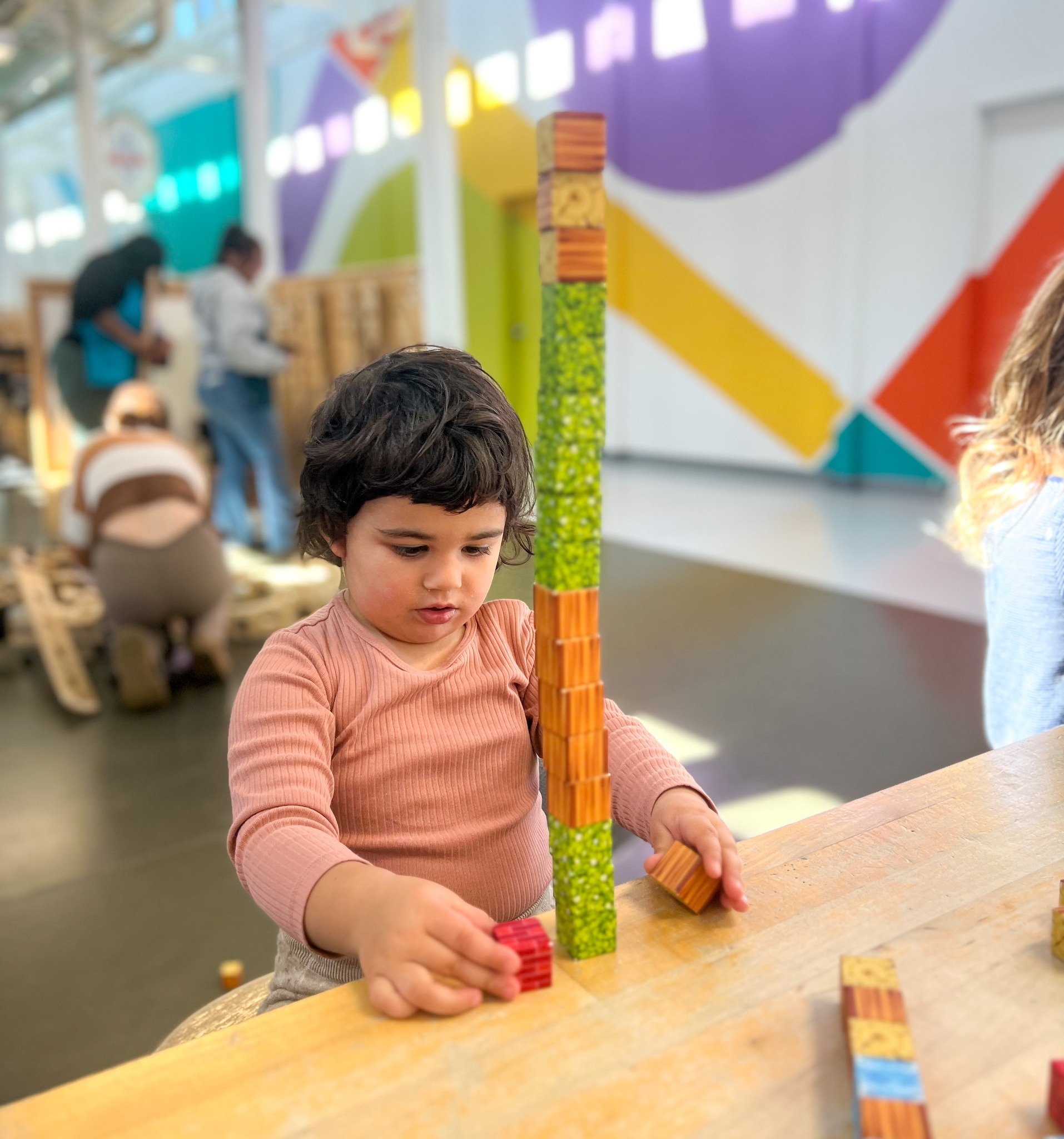 🏗️The focus and determination of our little engineers is incredible! 
.
.
Can you make your tower taller? 
#discoverwcm
#WestchesterChildrensMuseum
#WestchesterFamily
#WestchesterKids
#StemEducation
#PlayToLearn
#ImaginationIsKey
#UseYourImagination