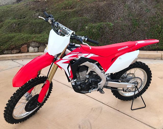 New bae 😍 Finally picked up my dream bike this weekend!! Looking forward to ripping it up this season 🤘🏻This thing is a rocket 🚀 #Honda #2018 #crf450r #ridered #motocross #motorcycle #sendittothemoon
