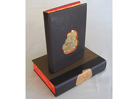  Binder: Sabina Nies: John Muir, Heaven on Earth. Press Intermezzo, Austin, Texas, 1998. Full leather brown goatskin binding in the French style. Pyrite insert on the front cover, with red leather full doublures; hand marbeled paper by Einen Miura. T