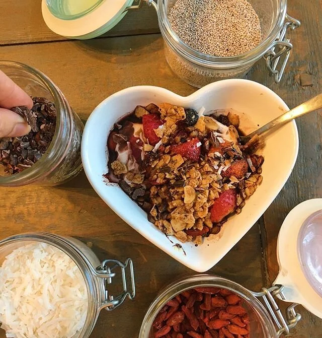 Yogurt Parfait Toppings! I mean for a nutrition nerd, there&rsquo;s really no list that&rsquo;s more fun than this. 😋
.
.
.
Being Tommy has been tricky around mealtimes , it&rsquo;s super important to me that we get variety any way we can. For break