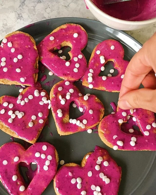 Grain-Free Valentine cut outs. ❤️
❤️
❤️
The perfect, real-food cut out. I used organic powdered sugar w a splash of almond milk and 1-2 tsp @wildernesspoets dragonfruit powder and @gosupernatural starfetti sprinkles to decorate!
❤️ Sugar cookie dough