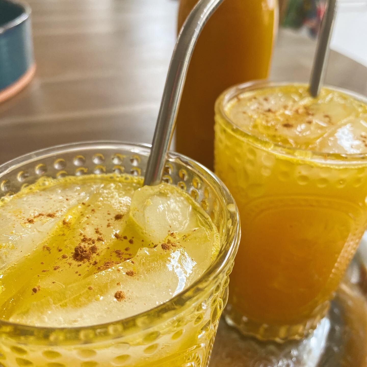 Turmeric elixir time

Who says turmeric has to be consumed as a latte in front of a fireplace? Why not in a mocktail, making it a healing elixir all in one! Perfect for the warmer weather. 😀 Superfood spices &amp; anti inflammatory turmeric, with a 