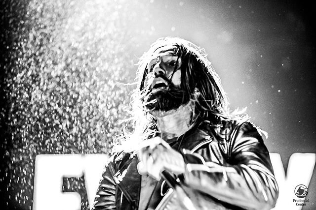 Sometimes it's ok to just let yourself scream! With all the uncertainty and stress these days, take a long ride in the car, crank up the tunes and just let it out! ~
📸 @keithbvckley of @everytimeidie taken for @prucenter #quarantine #vent #stress #m