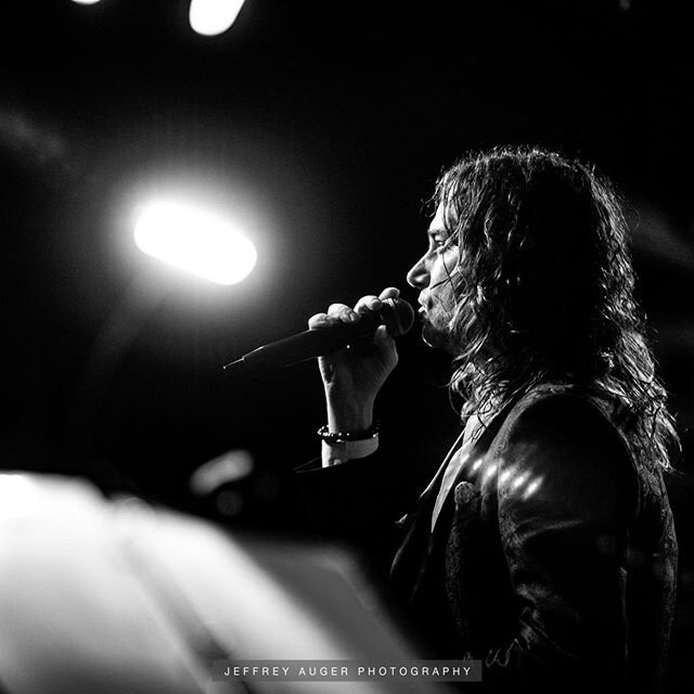 Missing moments like this but I know we'll get back there again! One of my favorites from one of the last events I covered before this craziness... @constantinemaroulis taking center stage at @birdlandjazz. #rock #broadway #livemusic #americanidol #j