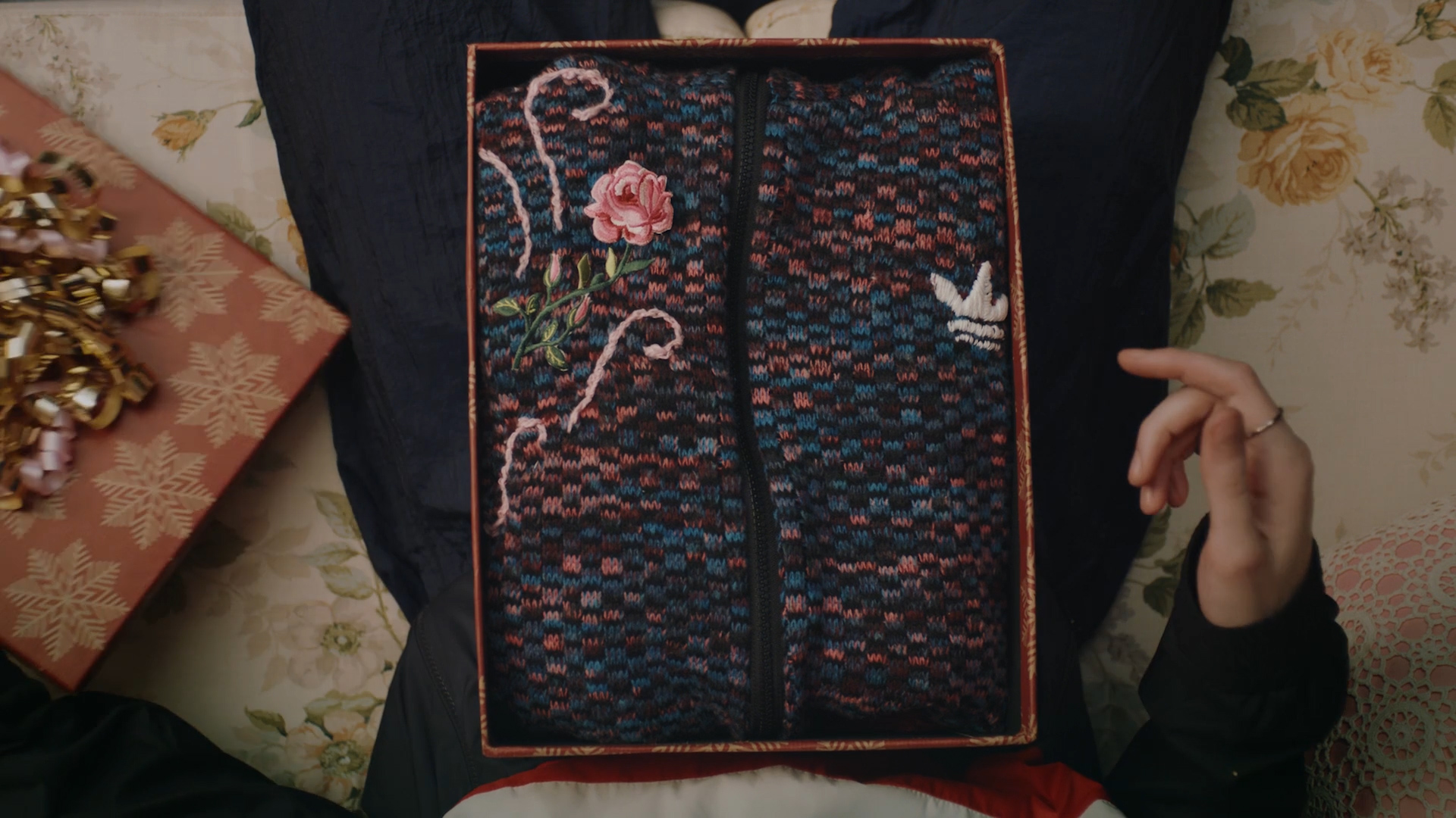 OnePlus - A Knitted Suprise.00_00_07_08.Still006.jpg