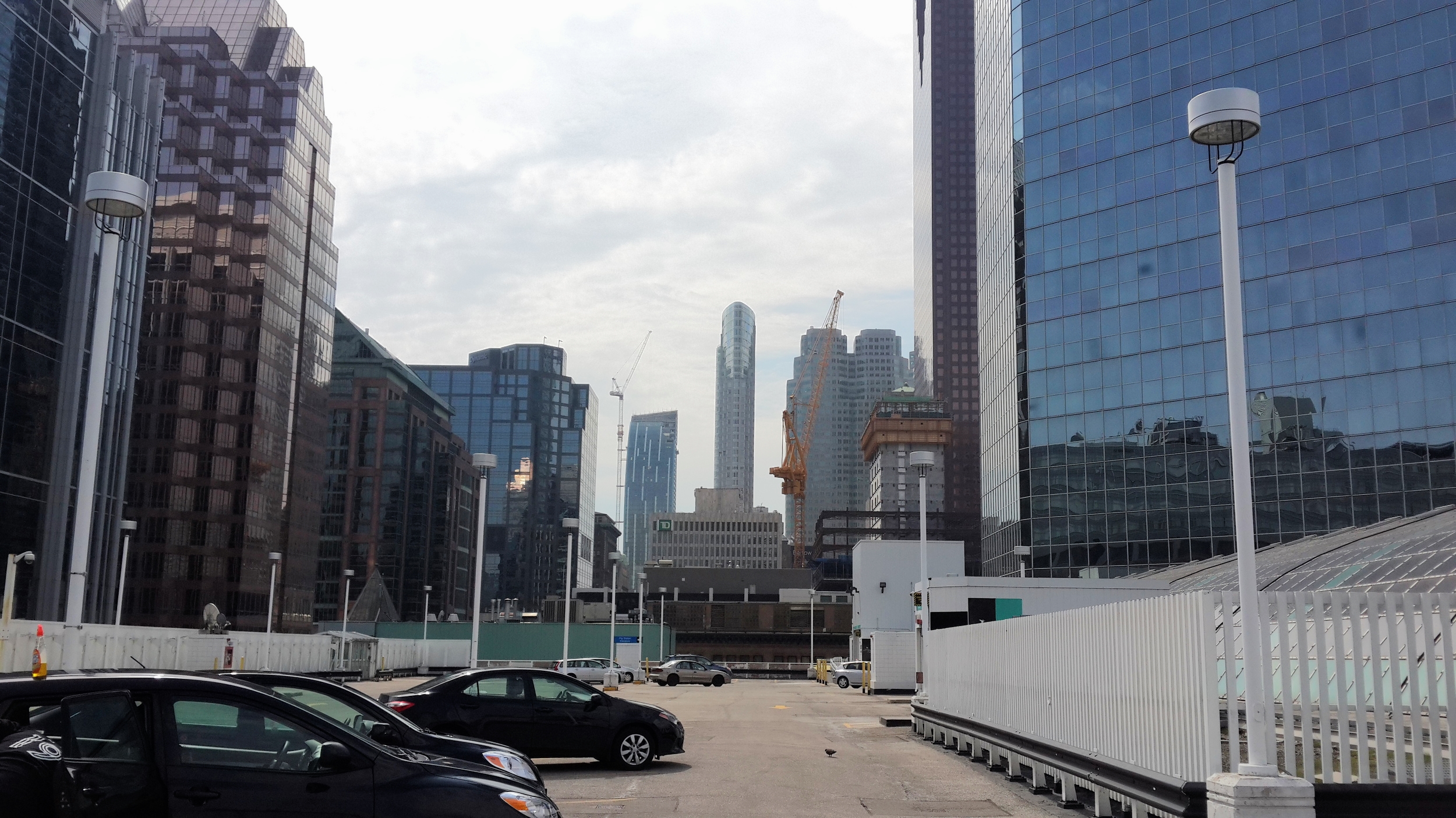Estacionamiento en el Techo del Eaton Centre con vista a la Torre 1 King West (Centro Comercial en Toronto)