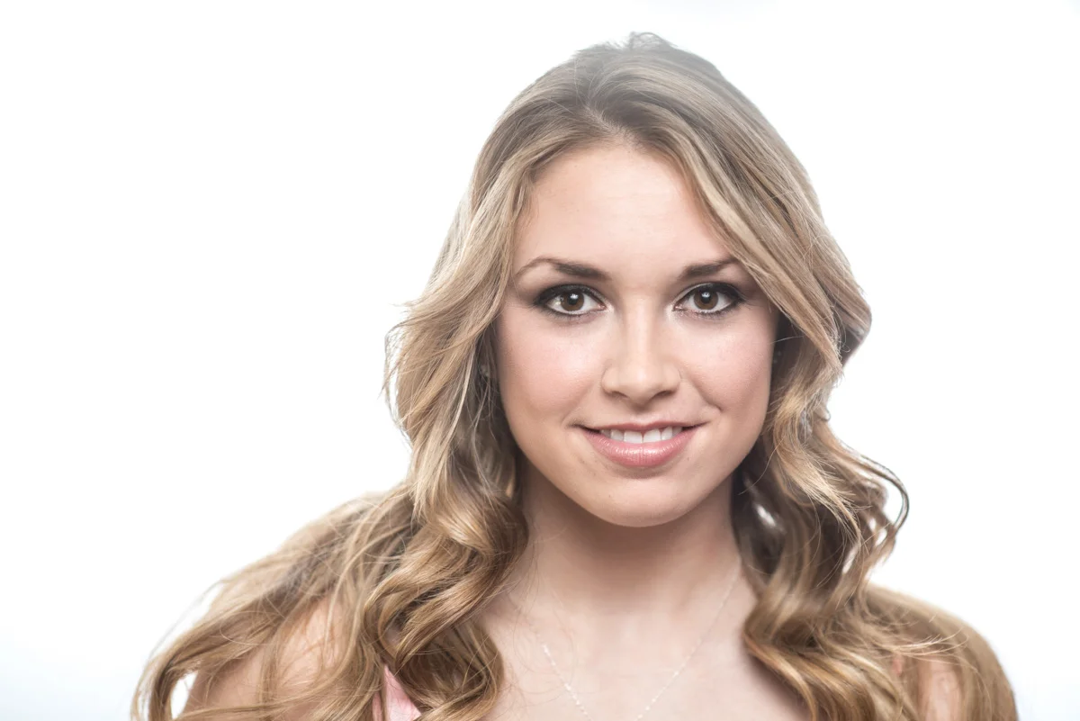 soft, glowing headshots using your second LunaGrip as a backdrop