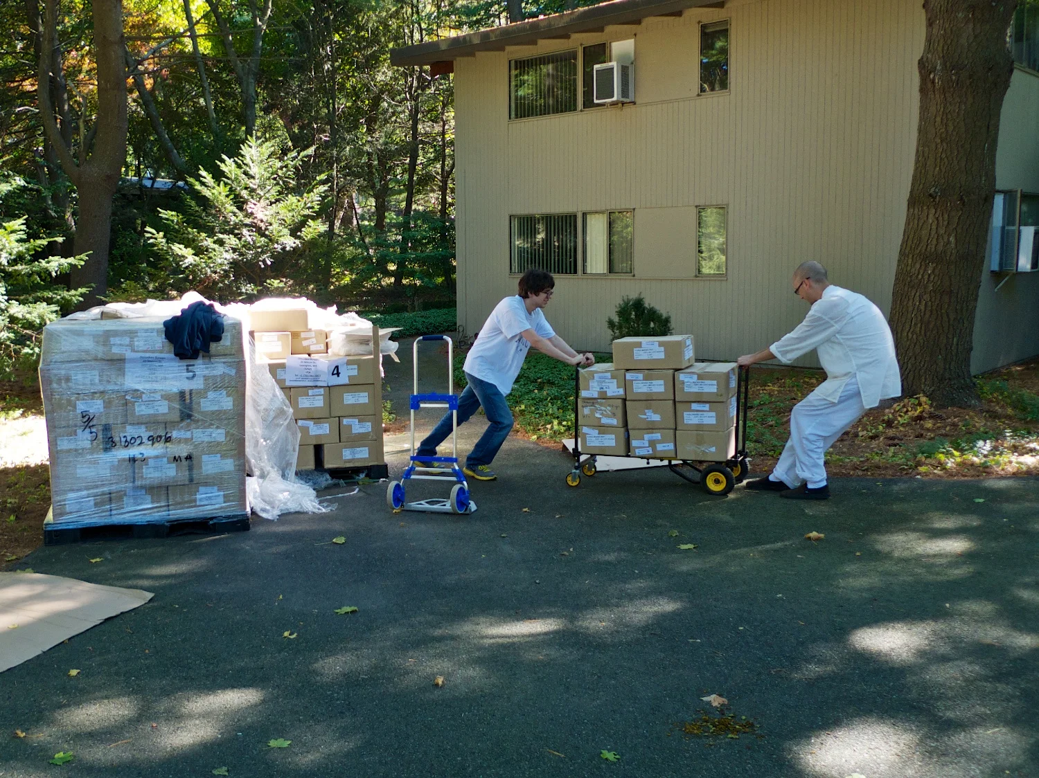 The Kataññuta Group based in Malaysia has very generously sent us five palettes of free-distribution Dhamma books. Here Anagarika John and a neighbor help receive the shipment.