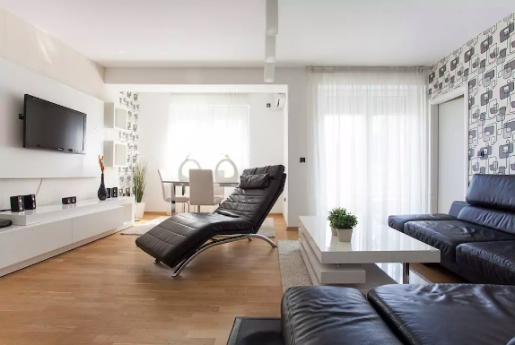 Martin’s mod two-bedroom apartment is in a quiet area about 15 minutes from the main square. The living room has a sprawling sectional and a sunny dining area, and there’s a balcony overlooking the surrounding hills. The kitchen is compact but updated and stocked with all the necessities. Free parking is available.